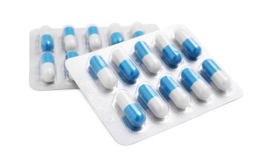 Kabarcıklardaki antibiyotik hapları beyaza izole edilmiş.