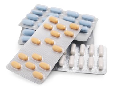 Kabarcıklardaki farklı antibiyotik hapları beyaza izole edilmiş.