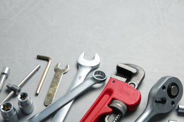 Gri tabloda farklı oto tamircisinin araçları, metin için boşluk