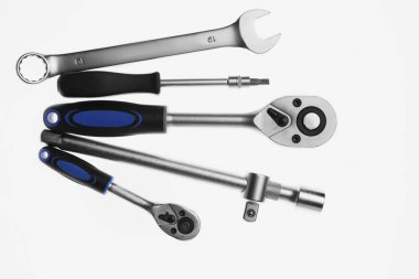 Beyaz arkaplan üzerinde otomatik tamircinin araçları kümesi, düz yatıyordu