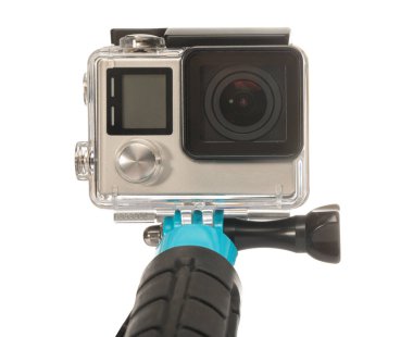 Modern aksiyon kamerası ve monopod beyazda izole.