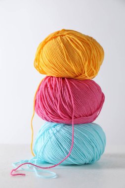 Açık gri arkaplanda pek çok yumuşak iplik