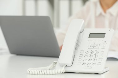 Masadaki beyaz telefon bulanık arka plan, seçici odak