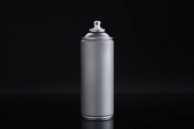 Siyah arka planda gri sprey boya kutusu