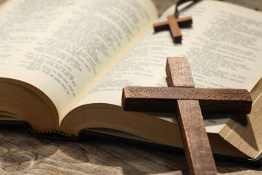 İncil ve haçlar ahşap masada, yakın plan. Hıristiyanlık Dini