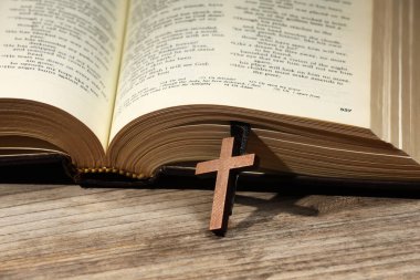 İncil ve haç tahta masada, yakın plan. Hıristiyanlık Dini