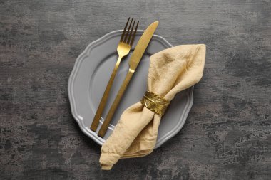 Şık çatal bıçak takımı, tabak ve peçete gri masa, üst manzara