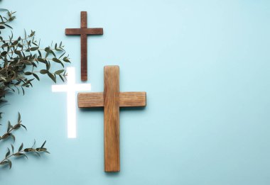 Açık mavi zemin üzerinde birçok farklı haç ve okaliptüs dalları, metin için boşluk ile düz yatıyordu. Hıristiyanlık Dini