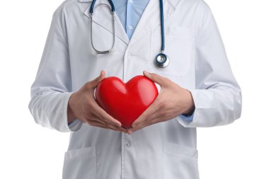Kırmızı kalpli doktor, beyazda izole, yakın plan.