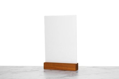 Beyaz arkaplana karşı açık mermer masa üzerinde menü tutucu. Tasarım için model