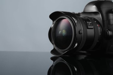 Ayna yüzeyinde modern bir fotoğraf makinesi, metin için boşluk