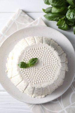 Lezzetli ricotta (krem peynir) ve fesleğen beyaz ahşap masa, düz yatıyordu