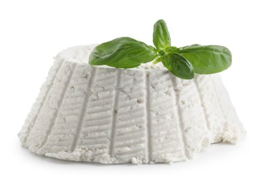 Lezzetli ricotta (krem peynir) ve fesleğen beyaz üzerine izole edilmiş.