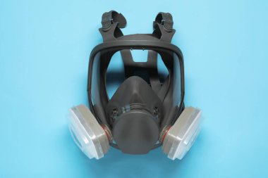 Açık mavi arkaplanda bir tam yüz solunum cihazı, üst görünüm