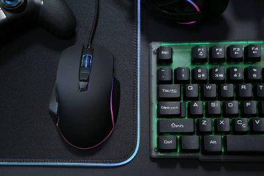 Bilgisayar faresi, RGB klavye ve oyun denetleyici siyah arkaplan, üst görünüm