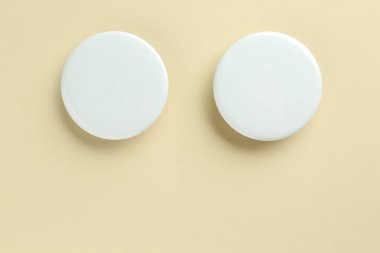 Bej arka planda beyaz rozetler, düz yatış. Tasarım için model