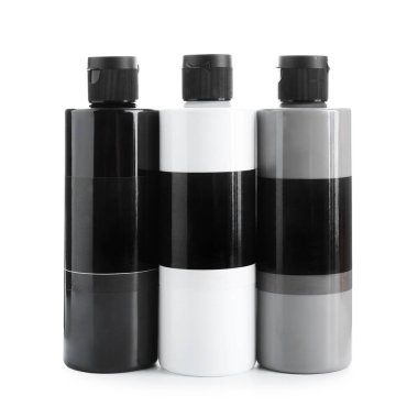 Beyaz şişelerde farklı renkte akrilik boyalar.