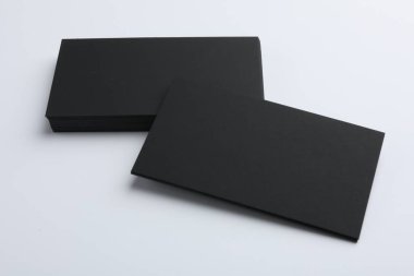 Açık gri arka planda boş kartvizitler. Tasarım için model