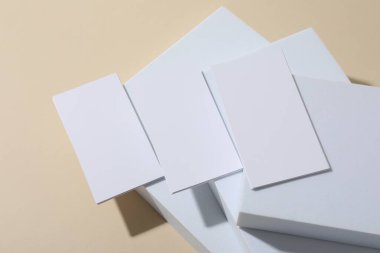 Bej arka planda boş kartvizitler. Tasarım için model