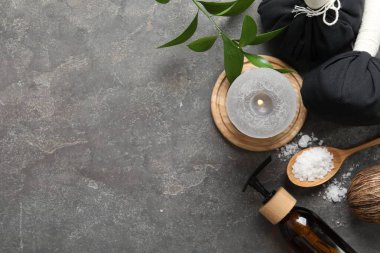 Gri desenli tablo üzerinde farklı spa ürünleriyle düz konum, metin için boşluk