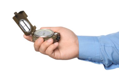 Beyaz arkaplanda pusula tutan adam, yakın plan