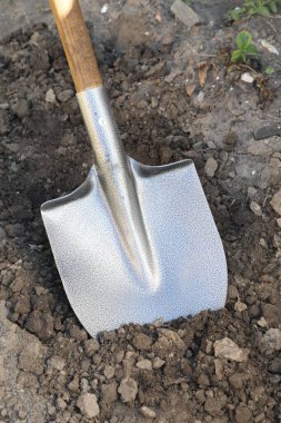 Bahçede kürekle toprağı kazmak, yakın plan