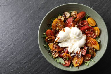 Siyah masada taze, lezzetli burrata salatası, üst manzara. Metin için boşluk