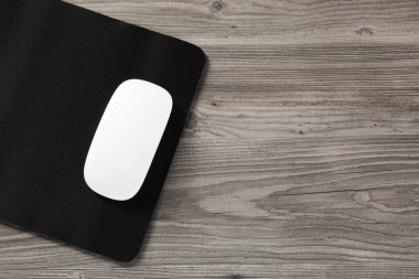 Kablosuz fare ve fare ahşap masanın üstünde, üst manzara. Metin için boşluk