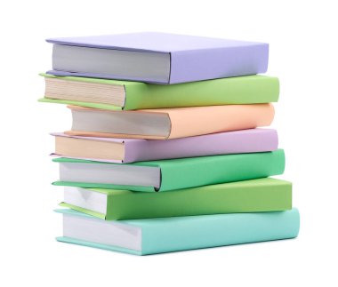 Beyaza izole edilmiş renkli kitap yığını