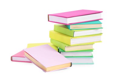 Birçok parlak renkli kitap beyaz üzerine izole edilmiştir.