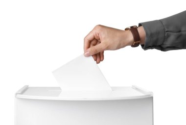 Beyaz arka planda oy sandığına oy veren kadın, yakın plan.