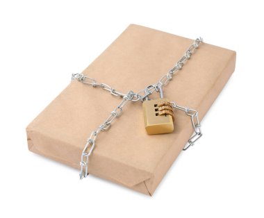 Zincirli ve asma kilitli bir paket beyaza izole edilmiş.