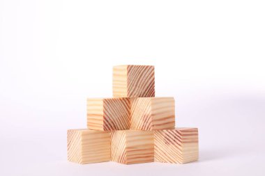 Bir sürü boş tahta küp beyaz üzerine izole edilmiş.