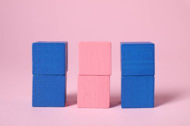 Pembe arka planda bir sürü boş renkli küp