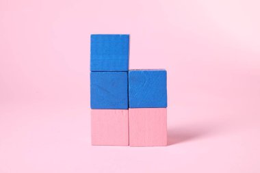 Pembe arka planda bir sürü boş renkli küp
