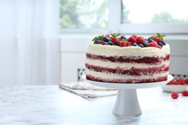 Farklı böğürtlenli lezzetli sünger kek ve beyaz mermer masada nane şekeri, mesaj için yer var.