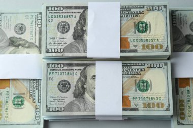 Açık gri arka plan, üst görünüm üzerine yığınla dolar banknotları
