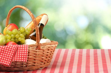 Piknik sepeti, içinde yiyecek ve şarap var. Metin için boşluk