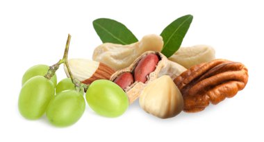 Beyaz üzerine izole edilmiş fındık ve yeşil üzüm karışımı.