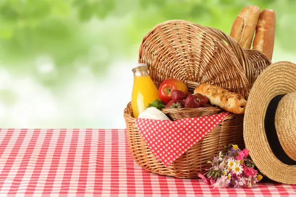 Piknik sepeti, doğada yiyecek ve meyve suyu var. Metin için boşluk