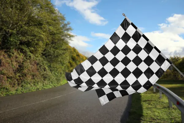 Damalı bitiş bayrağı ve asfalt yarış pisti açık havada
