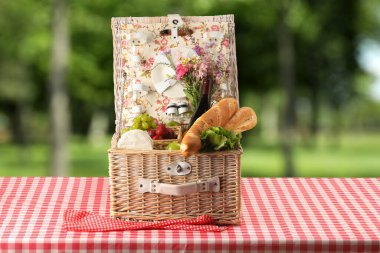 Piknik sepeti, içinde yiyecek ve şarap var. Metin için boşluk