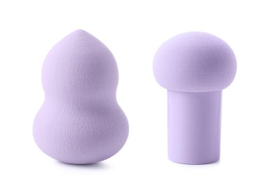 Beyaza izole edilmiş iki farklı mor makyaj süngeri.