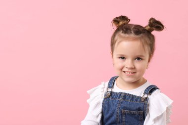Pembe arka planda mutlu küçük bir kızın portresi, mesaj için boşluk