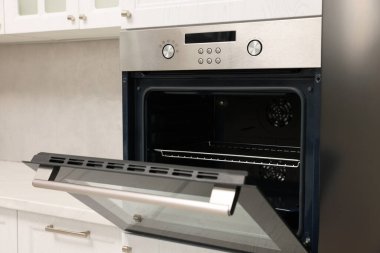 Mutfakta elektrikli fırın aç. Yemek pişirme aygıtı