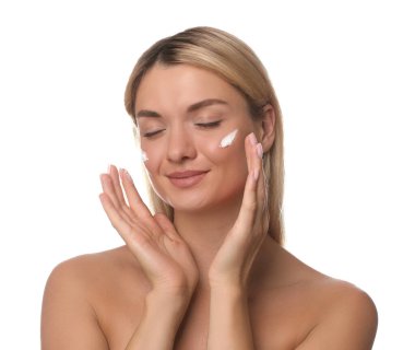 Beyaz arka planda krem sürmüş güzel bir kadın.