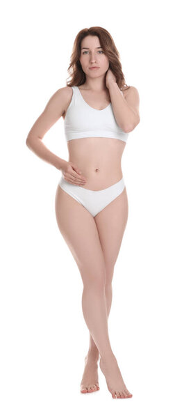 Женщина с тонким телом позирует на белом фоне