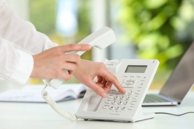Telefondaki yardımcı çevirme numarası bulanık yeşil arkaplan, yakın plan