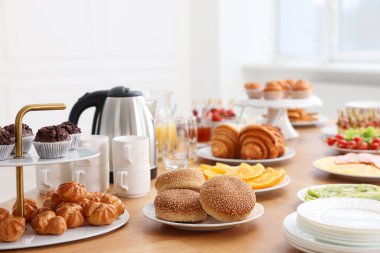 İçerideki ahşap masada farklı yemekler servis ediliyor. Açık büfe menüsü