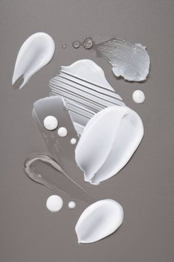 Gri arka planda yüz kremi ve jöle, üst manzara